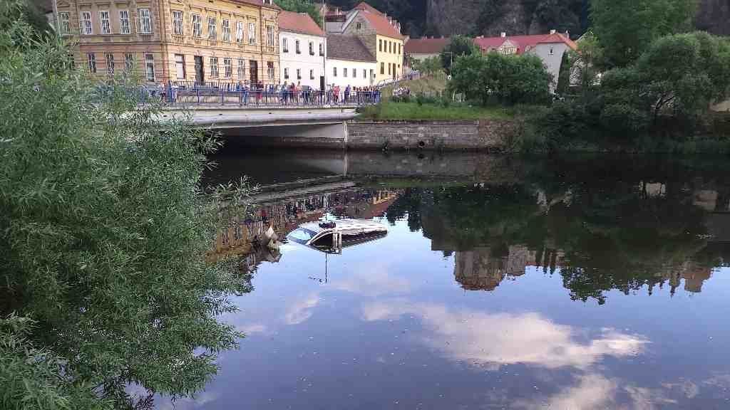 Mikrobus ve Vranově skončil v řece